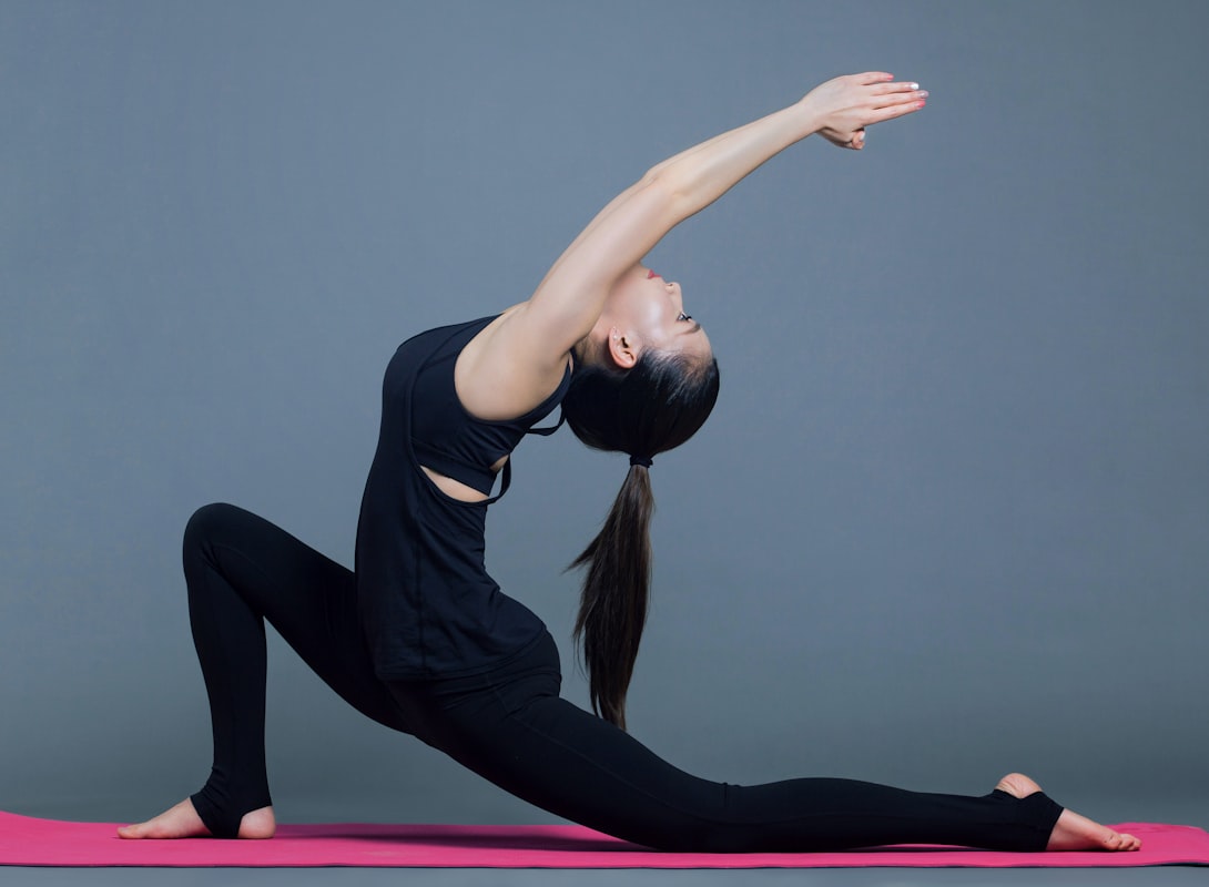 Nő meditálás közben a természetben